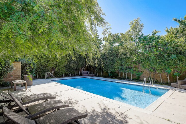 Toscana Apartments in Lake Balboa, CA - Building Photo - Building Photo