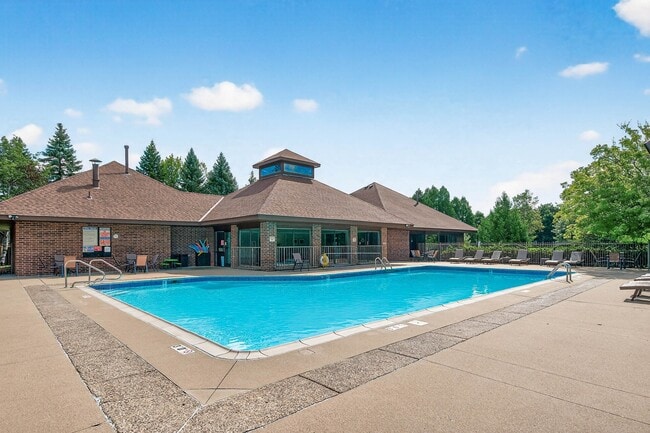 Oak Pointe Apartments in Bloomington, MN - Building Photo - Building Photo