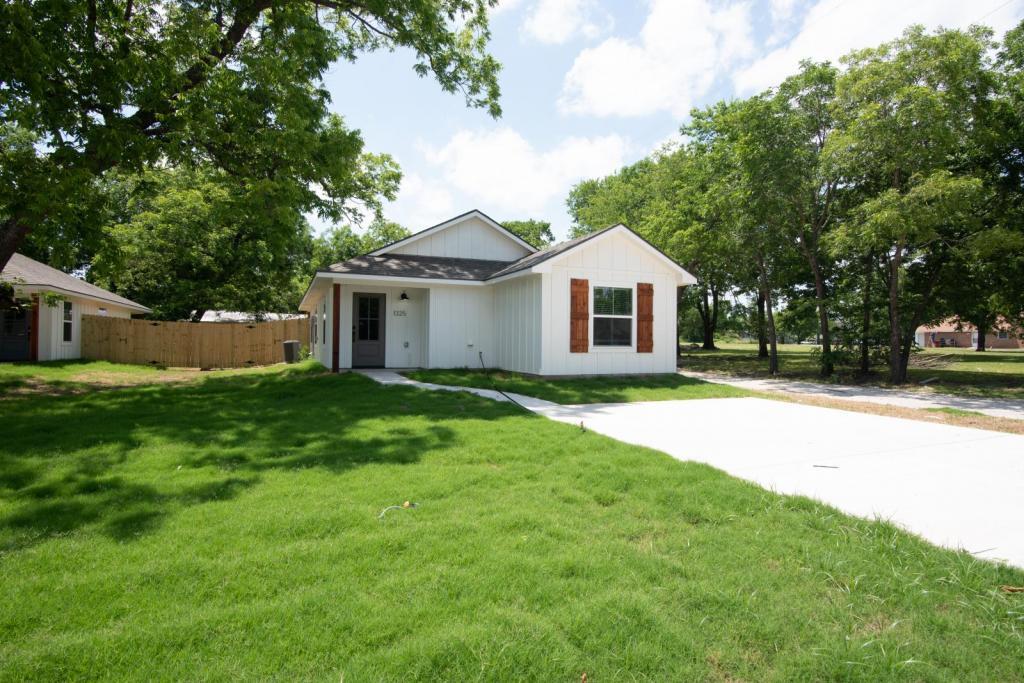 1325 Franklin St in Bonham, TX - Building Photo