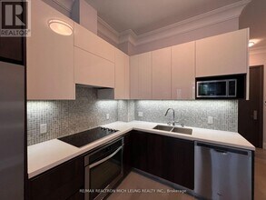 25-125 Water Walk Dr in Markham, ON - Building Photo - Building Photo