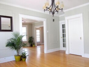 27 Oakwood St, Unit 2nd Floor in Albany, NY - Building Photo - Building Photo