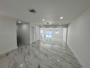 11000 SW 47th Terrace in Miami, FL - Building Photo - Building Photo