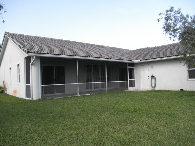 1410 Fairway Cir in Greenacres, FL - Foto de edificio - Building Photo