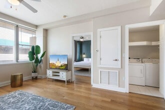 925 Common St in New Orleans, LA - Foto de edificio - Building Photo