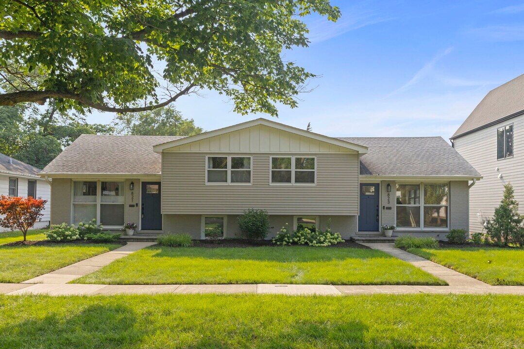 823 N Ellsworth St in Naperville, IL - Foto de edificio