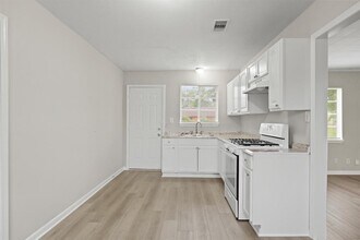 9133 Woodlyn Rd in Houston, TX - Building Photo - Building Photo