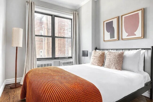 564 Hudson St, Unit 6 in New York, NY - Building Photo - Building Photo