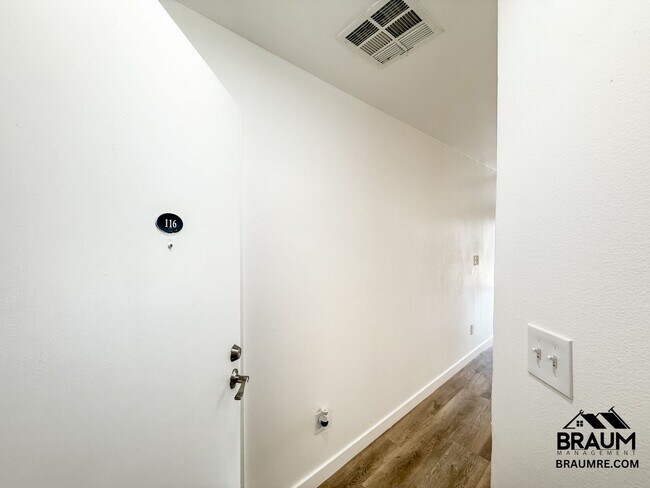 7323 Winnetka Ave, Unit 116 in Los Angeles, CA - Building Photo - Building Photo