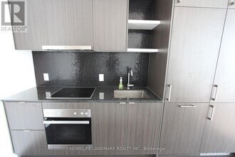 100 Harbour St in Toronto, ON - Building Photo - Building Photo