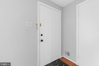 9071 Loreleigh Way in Fairfax, VA - Foto de edificio - Building Photo