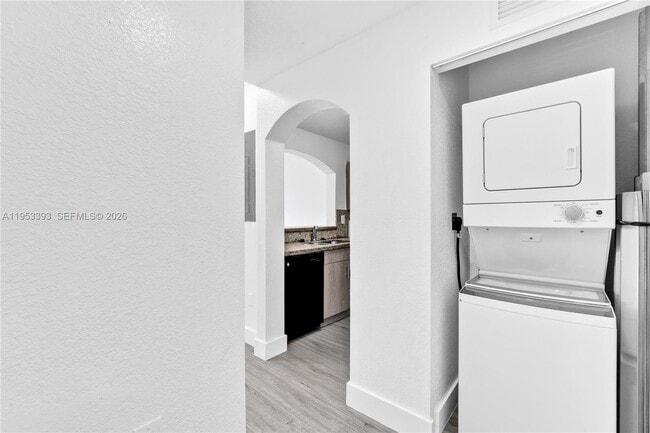 7989 NW 8th St in Miami, FL - Building Photo - Building Photo