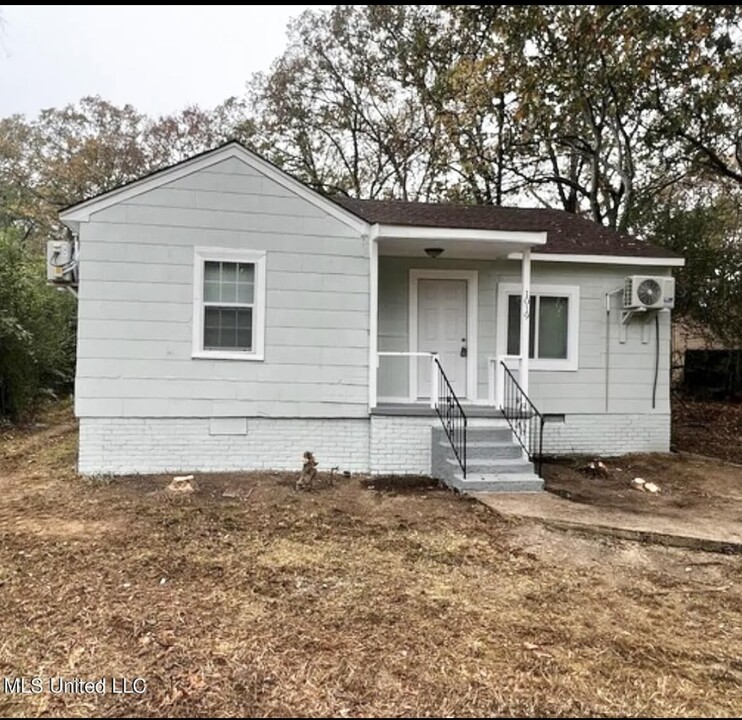 1019 Combs St in Jackson, MS - Foto de edificio