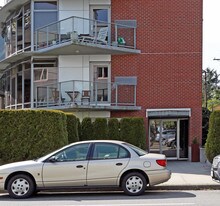 Crystal Court in Vancouver, BC - Building Photo
