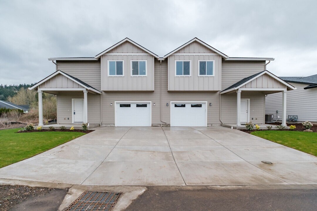 2441-2443 Roll Tide Ct in Lebanon, OR - Building Photo