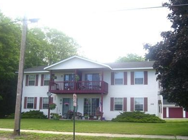 323-329 Warner Rd in Whitehall, MI - Foto de edificio