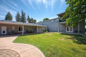 2148 E College Ave in Visalia, CA - Building Photo - Building Photo