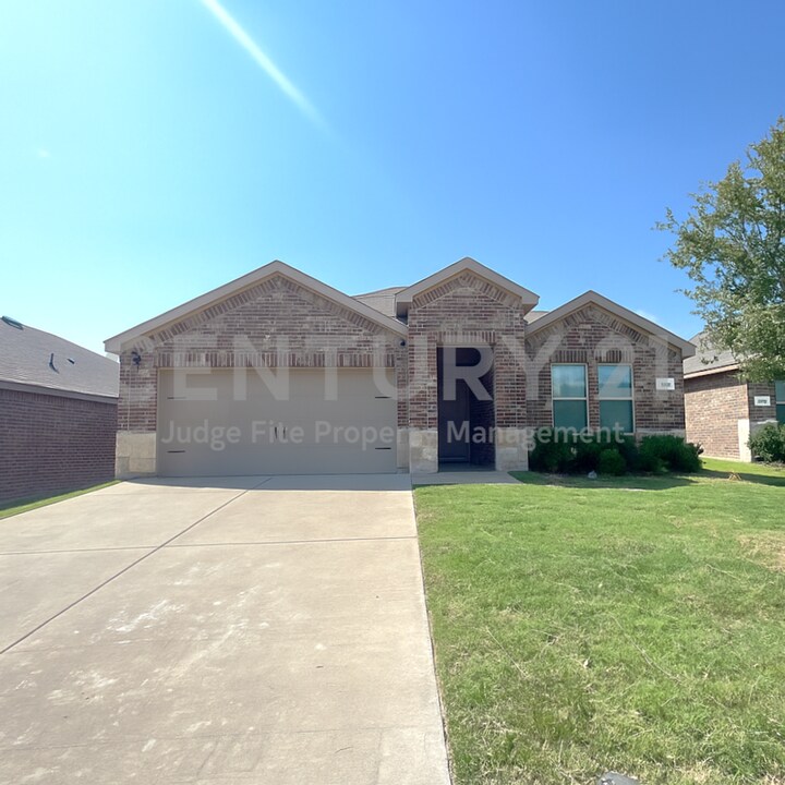 204 University St in Farmersville, TX - Building Photo