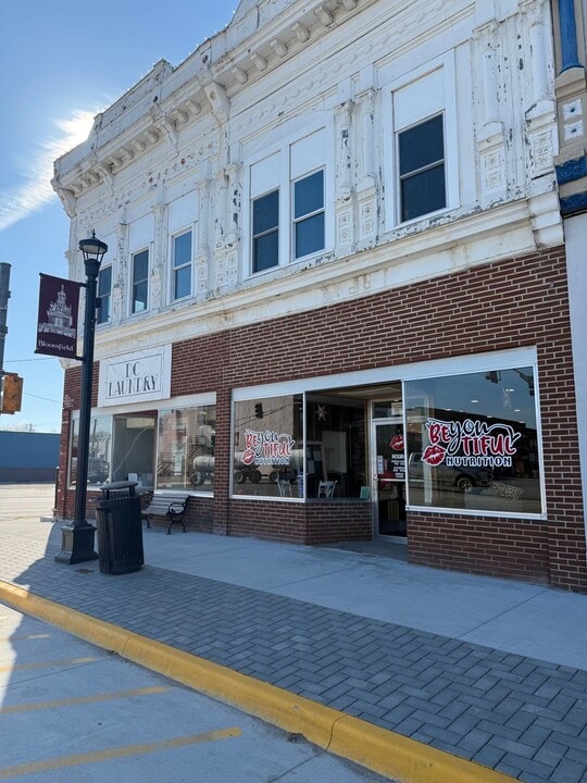 112 E Franklin St in Bloomfield, IA - Foto de edificio