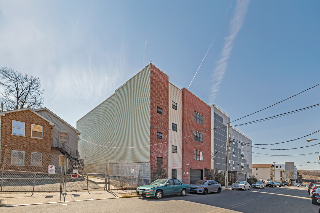 154 Hamilton Ave in Paterson, NJ - Building Photo