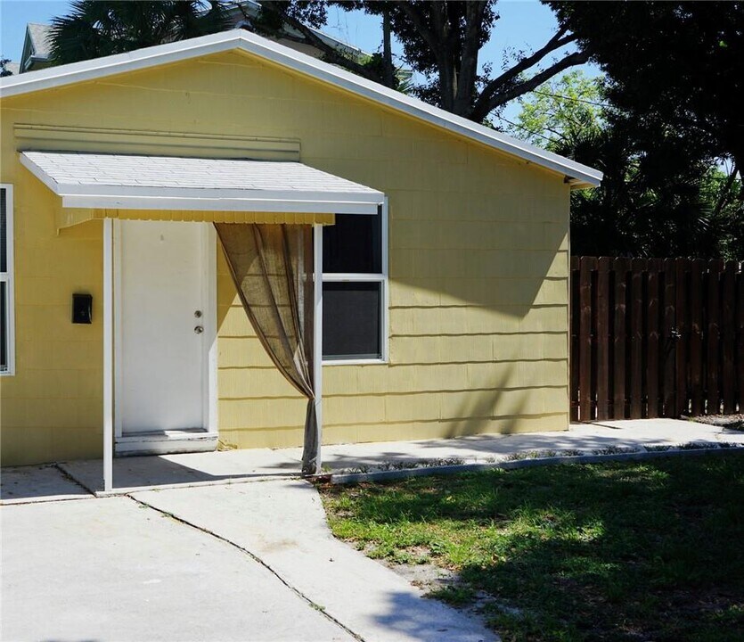 2702 NE 9th Ave in Wilton Manors, FL - Building Photo
