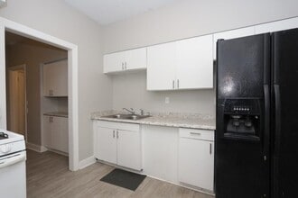 2367 Forest Ave, Unit 2 in Memphis, TN - Building Photo - Building Photo