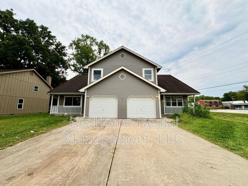 307 E Main St in Smithville, MO - Building Photo