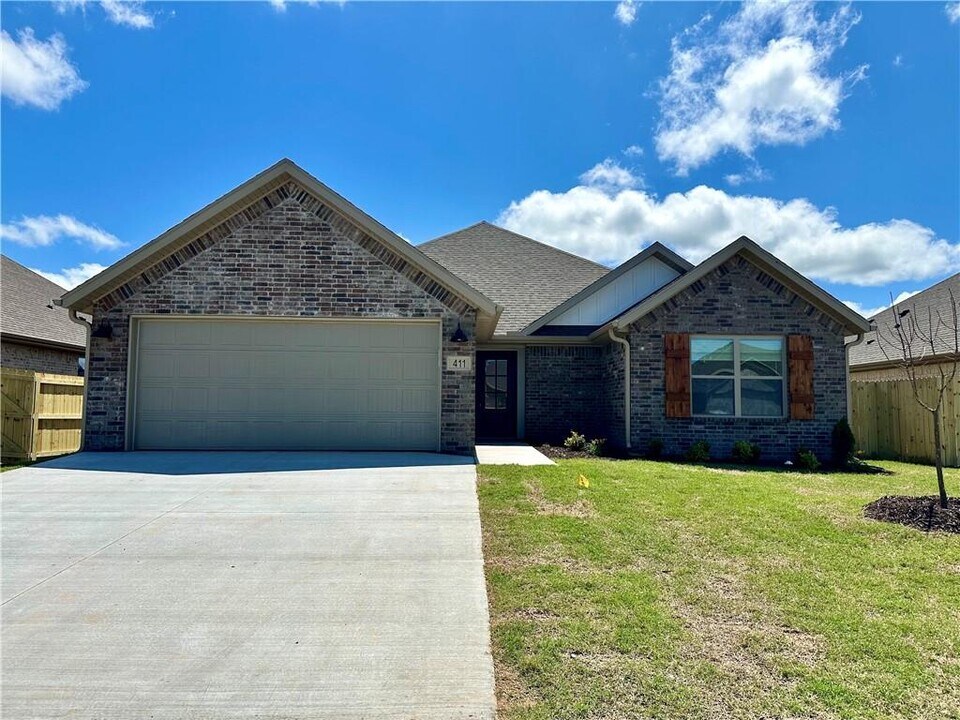 411 Palm St in Centerton, AR - Building Photo
