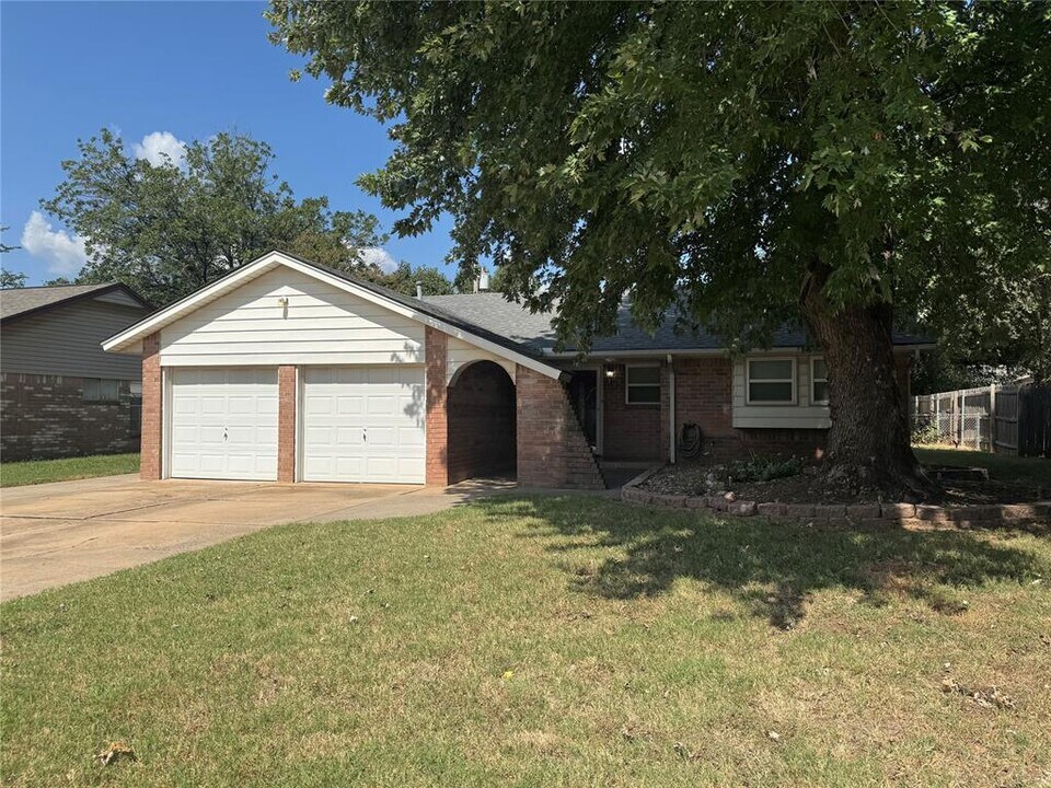 805 W 8th St in Edmond, OK - Building Photo