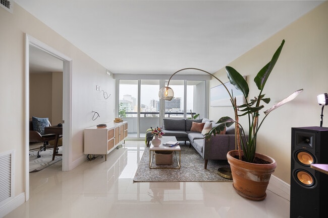 3200 Collins Ave, Unit 123 in Miami Beach, FL - Building Photo - Building Photo
