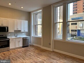 100 W Lexington St in Baltimore, MD - Building Photo - Building Photo