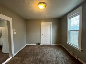 1353 E Dayton St in South Bend, IN - Foto de edificio - Building Photo