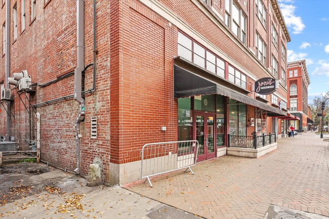 122 W Broughton St, Unit 206 in Savannah, GA - Foto de edificio - Building Photo