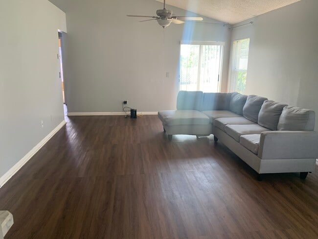 8211 Natchez St in Tampa, FL - Foto de edificio - Building Photo