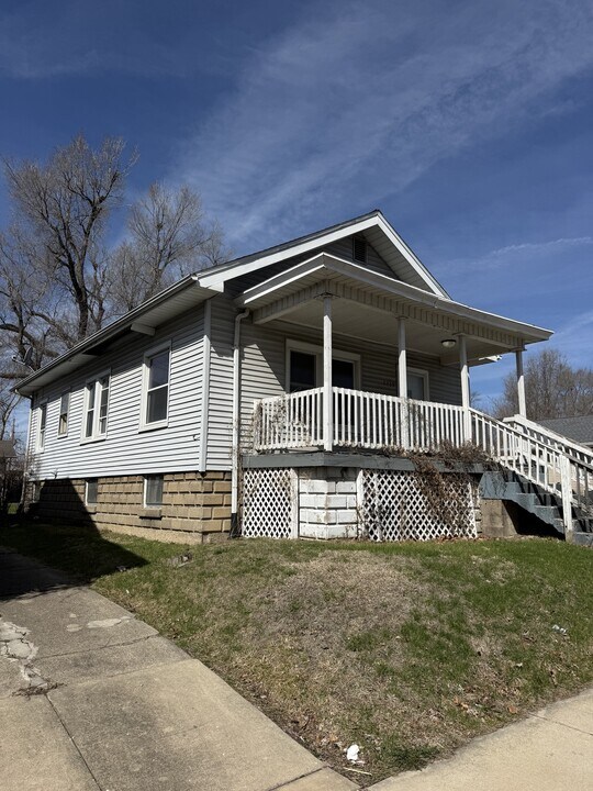 2239 N Sheridan Rd in Peoria, IL - Building Photo