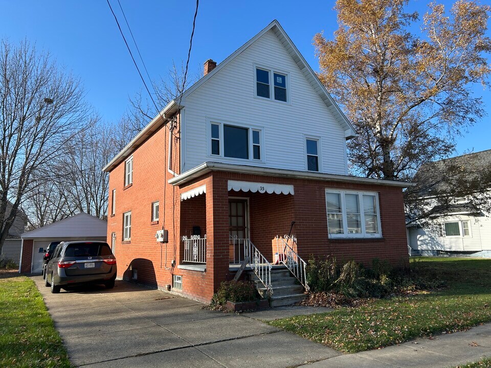 35 Willow St, Unit Upper in Lackawanna, NY - Building Photo