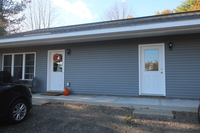 73 Rancourt Rd, Unit B in Winterport, ME - Foto de edificio - Building Photo