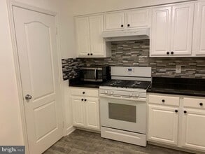 3815 Chesterwood Dr in Silver Spring, MD - Foto de edificio - Building Photo