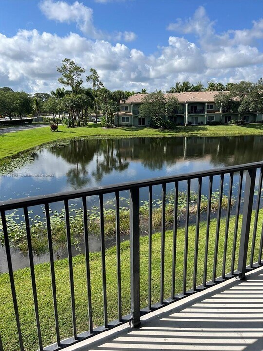 280 Crestwood Cir-Unit -203 in Royal Palm Beach, FL - Foto de edificio
