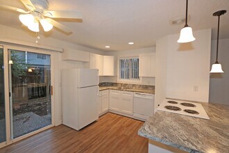 1647 Salishan St SE in Salem, OR - Foto de edificio - Building Photo