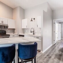 624 Truman Ln, Unit #206 in Bellevue, KY - Foto de edificio - Building Photo