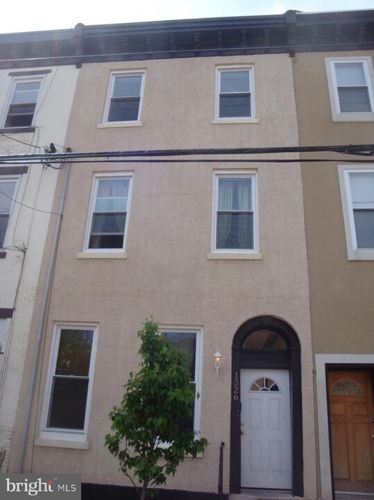 1526 Brown St in Philadelphia, PA - Building Photo