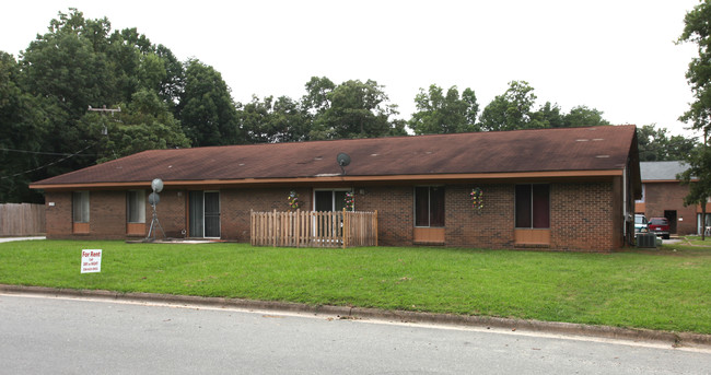 Oakwood Apartments in Greensboro, NC - Building Photo - Building Photo