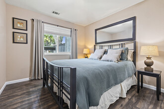 Oak Park in Turlock, CA - Building Photo - Interior Photo