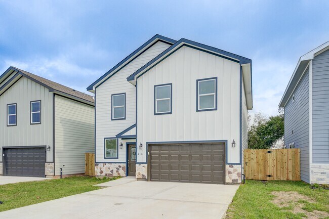 410 N 4th St in Beasley, TX - Building Photo - Building Photo