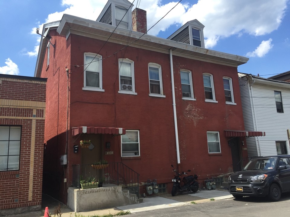 Fourplex + 8-car Detached Garage in Bloomfiel in Pittsburgh, PA - Building Photo