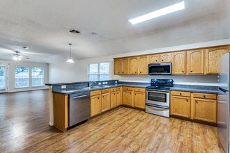 1611 Venus Dr E in Lancaster, TX - Building Photo - Building Photo