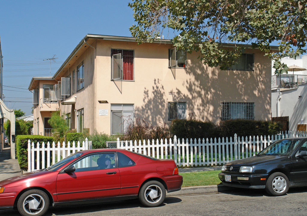 743 N Alfred St in Los Angeles, CA - Foto de edificio