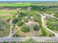 511 Co Rd 342 in Hondo, TX - Foto de edificio - Building Photo