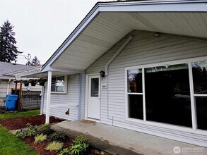 16850 Palatine Ave N in Shoreline, WA - Foto de edificio - Building Photo