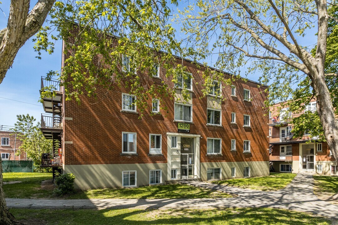 1260-1300 Décarie Rue in Montréal, QC - Building Photo